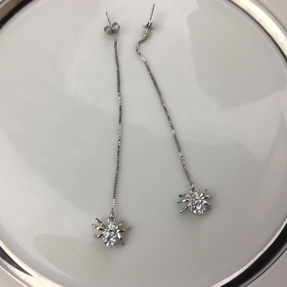 Silver long chain spider web dangle earrings - Picture 3 of 4